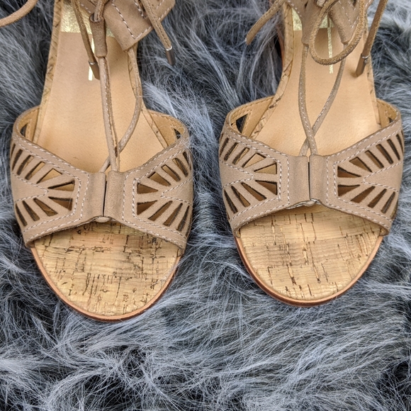 DOLCE VITA Linsey Lace Tan Wedges - Picture 5 of 10